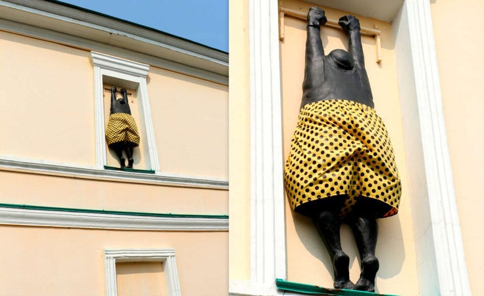 Окна тетка. Статуя на балконе. Скульптура кот в окне. Висит на балконе. Прикольные памятники.