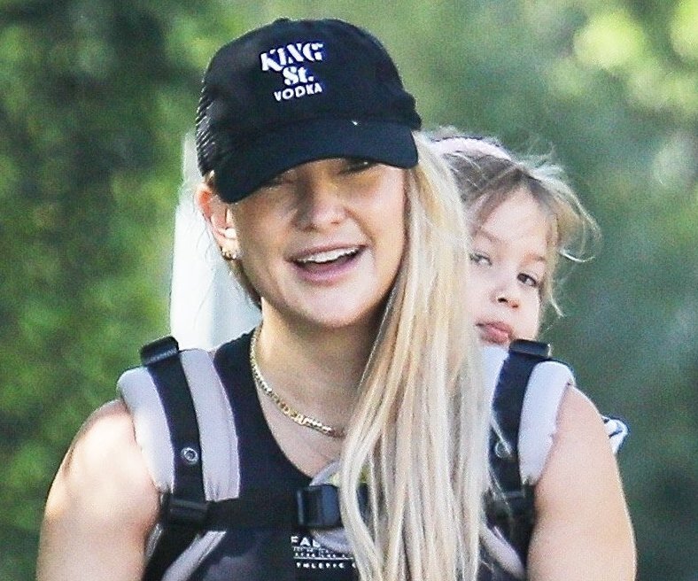     «Изобретательная и сильная мама!»: Кейт Хадсон прогулялась по городу с дочерью за спиной