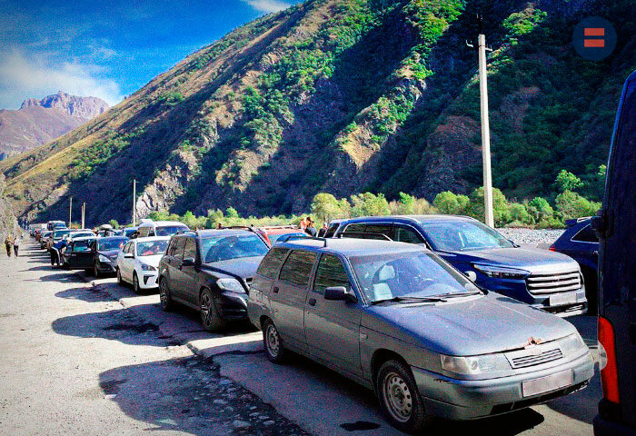 Машины в районе перехода "Верхний Ларс"