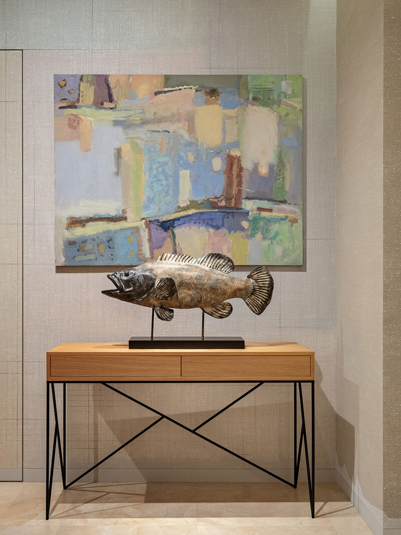 Современный шик и элегантность. Естественные цвета и оригинальный дизайн в квартире нестандартной планировки