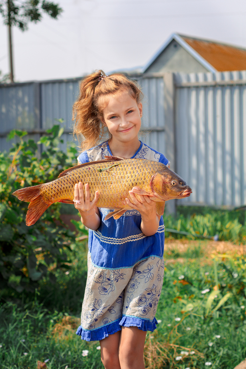 Это моя доченька с рыбкой, которую поймал наш папа.