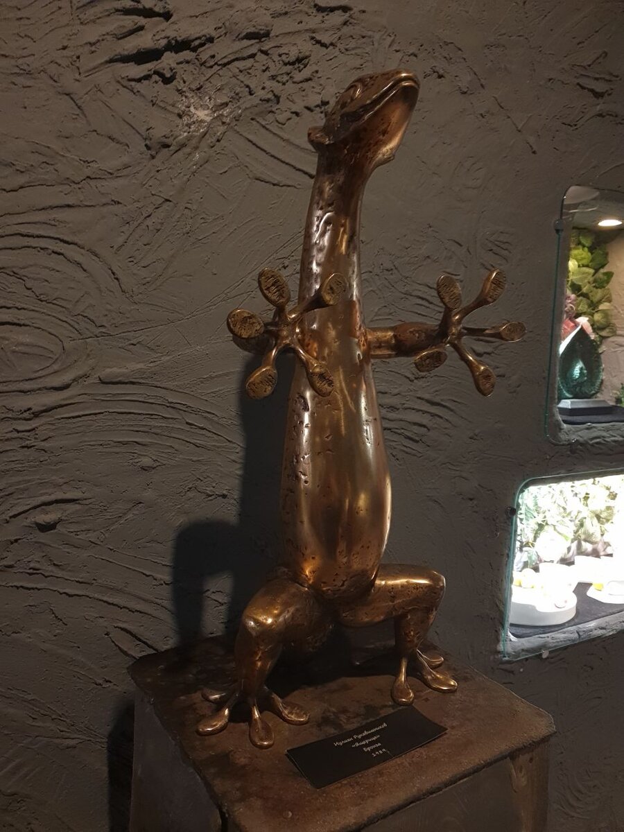 Скульптуры в арт-кафе "Рукав"