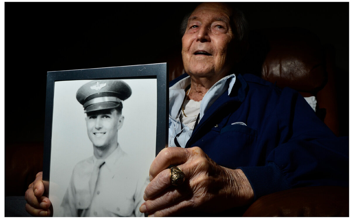 Полковник в отставке. Ральф Парр держит свой портрет. Данная картинка из общедоступных ресурсов сети интернет принадлежит только ее авторам.