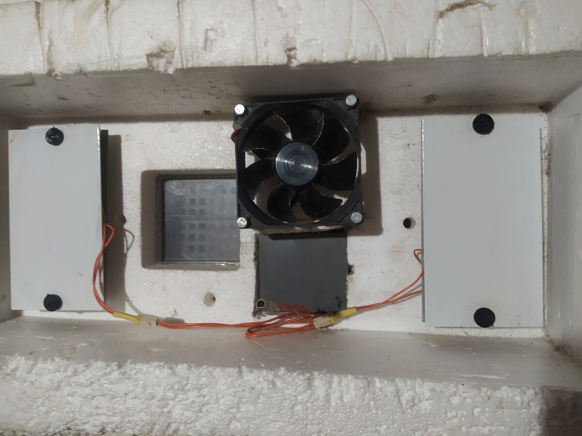 Самый обычный вентилятор от ПК, прикрепил к крышке на 4 болта, и подключил к блоку от зарядки телефона. Минус, работает от сети постоянно, гудит громко