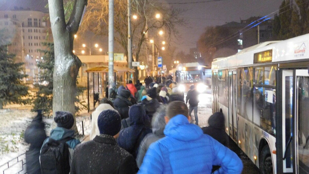     Жители Тюмени обвинили городские власти в бездействии относительно ситуации, касающейся работы общественного транспорта. По словам горожан, в областной столице катастрофически не хватает маршрутных такси.