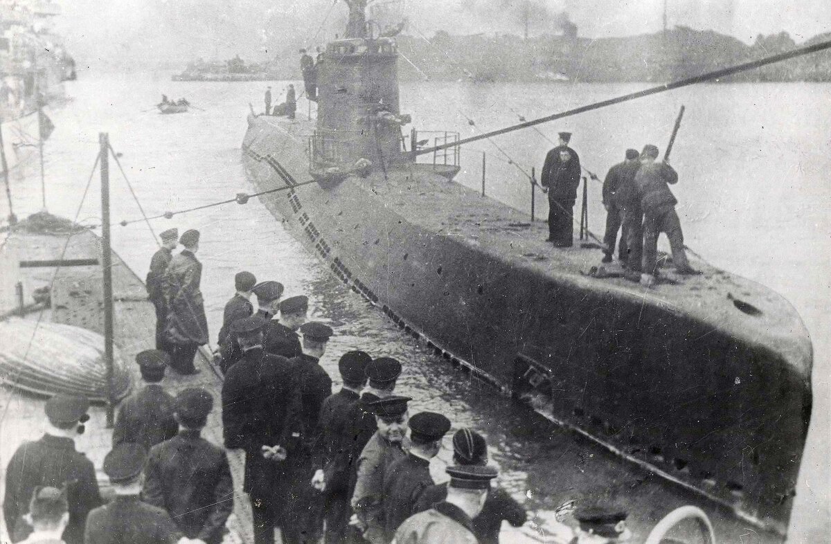Швартовка Л-23 после очередного похода во время Великой Отечественной Войны. Источник: https://www.moremhod.info