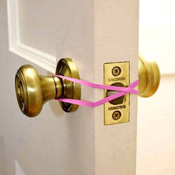 Резиночку надевают на замок и всё, дверь открывается от легчайшего толчка и не захлопнется обратно                                                                                                                 
    2.Для дачи
Повезло тем, у кого есть дача. Можно сбежать из города, да и натуральные плоды, выращенные своими руками, не могут не радовать. Сделать пребывание за городом максимально комфортным можно, если подойти к делу с умом.

Садоводы-огородники сажают много сортов растений и часто к моменту получения урожая уже забывают, где и что было высажено. Чтобы не перепутать сорта, можно использовать самодельные таблички. Для их изготовления понадобятся винные пробки, длинные шпажки и несмываемый маркер. Маркером пишем на пробке название растения, втыкаем один конец шпажки в пробку, а другой в землю. Красота!
Из упаковки для яиц получатся отличные маркеры для посева. Лоток можно прикрепить на тонкую дощечку с ручкой сверху. Теперь вам не придется проделывать каждую лунку вручную, а рассада порадует стройными и ровными рядами.
После работы на огороде редко кому удается не испачкаться. Не разносить грязь и вымыть ноги можно благодаря импровизированной подставке. Возьмите невысокий поддон с решетчатым дном и положите в него крупные камни. Такой же пол можно соорудить и в летнем душе. Так вы сможете не только ноги отмыть, но и легкий массаж стоп получите

В продолжение темы о чистоте соорудим дачный рукомойник. Для этого в пятилитровой бутылке нужно проделать отверстие на расстоянии 3–5 см от дна. Его диаметр должен составить примерно 5 мм. Закрываем прорезь пальцем и наполняем емкость водой. Плотно закручиваем крышку и убираем палец. Из-за отсутствия давления жидкость не будет вытекать через дыру.
3.Решения для прихожей