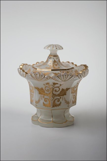 Сахарница с крышкой. Императорский стеклянный завод. 1860-е гг. Алабастровое стекло, гранение, роспись, золочение