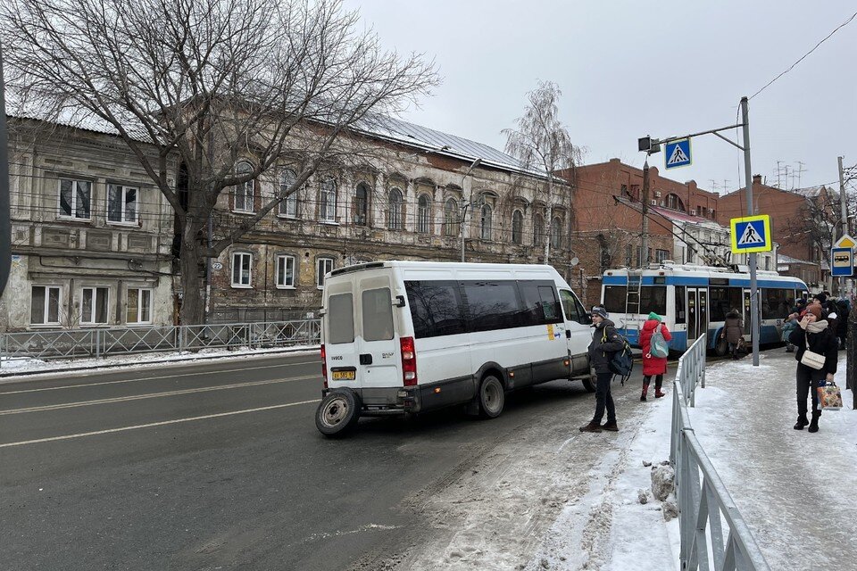     Маршрутка осталась без колеса прямо на ходу. Фото: соцсети