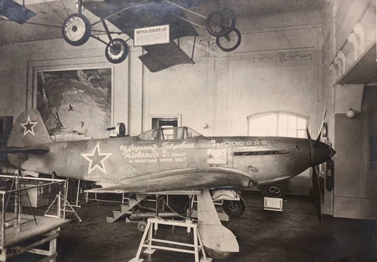 Як-3 1712 в ЦДАиК Фото из фондов ЦДАиК ДОСААФ Самолет еще с первоначальным вариантом надписи.