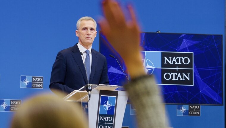    Йенс Столтенберг выступает за военную помощь Украине