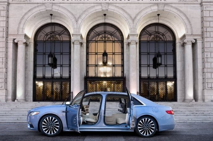     За что двери, открывающиеся назад, назвали суицидальными?