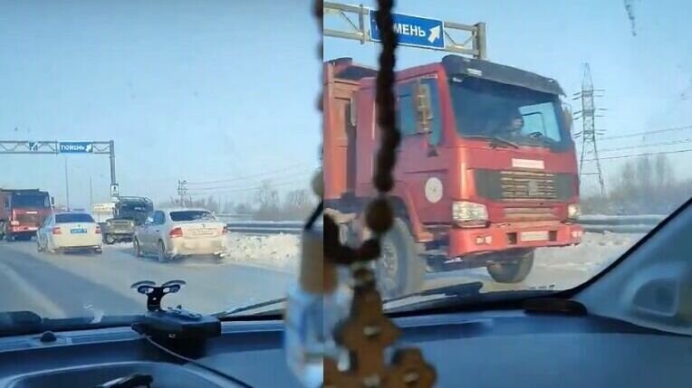     На Объездной дороге Тюмени столкнулись внедорожник и грузовик (самосвал). По данным подписчиков паблика «Авто Тюмень – ДТП», авария произошло днём 5 января в районе Лесобазы. УАЗ развернуло, машина врезалась в железные ограждения.