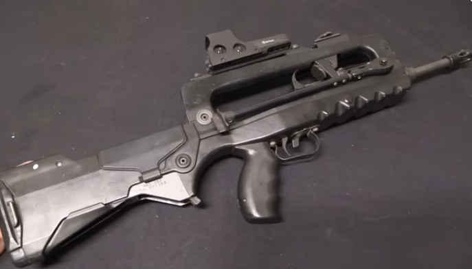 Вот она какая – винтовка FAMAS F1. Без магазина, но зато с коллиматорным прицелом на рукоятке для переноски. Фото Forgotten Weapons
