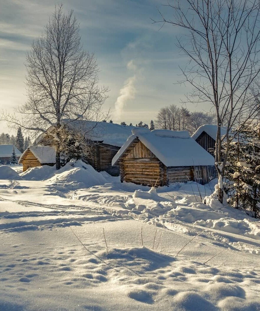 Дом в деревне зимой