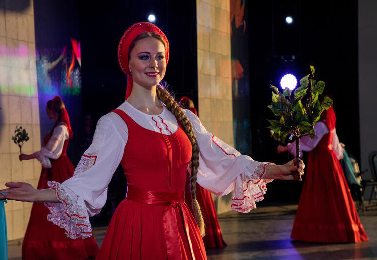     Секрет плывущего шага, танцы на стекле: что правда в сериале «Берёзка»?