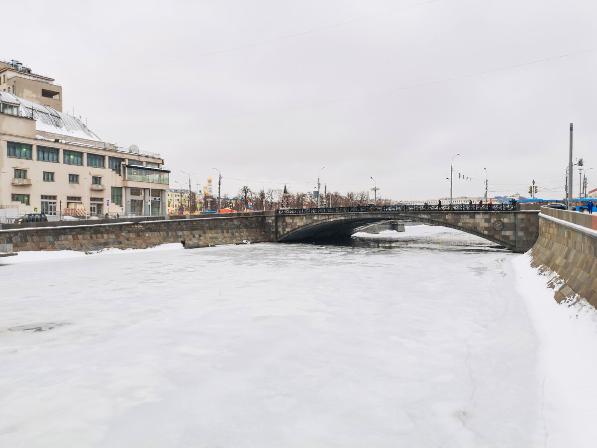 Вид на Малый Каменный мост с Якиманской набережной.