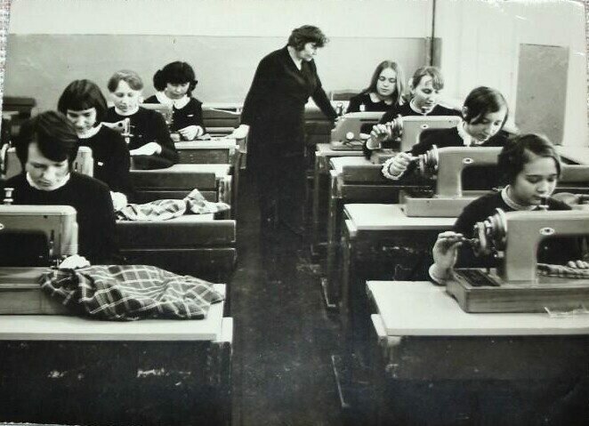 Урок обучения швейному мастерству. Из открытых источников