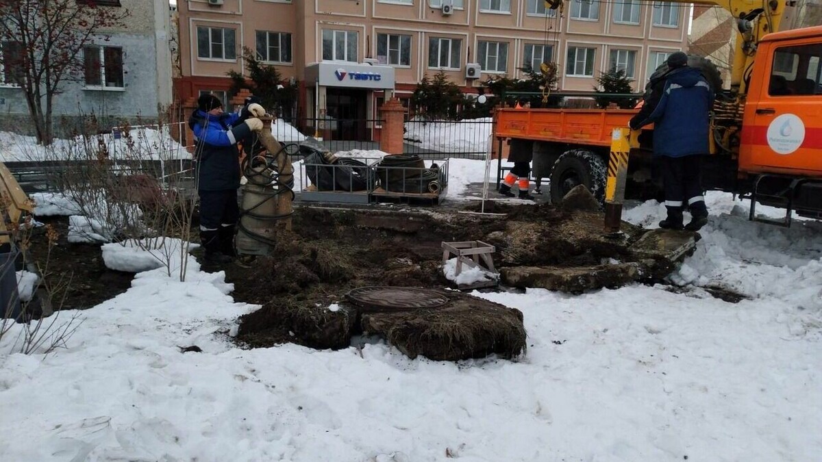     В паблике «ЧС Тюмень» местный житель сообщил, что в начале января в районе улицы 30 лет Победы, 60, провалился человек, а сегодня — две лавки.