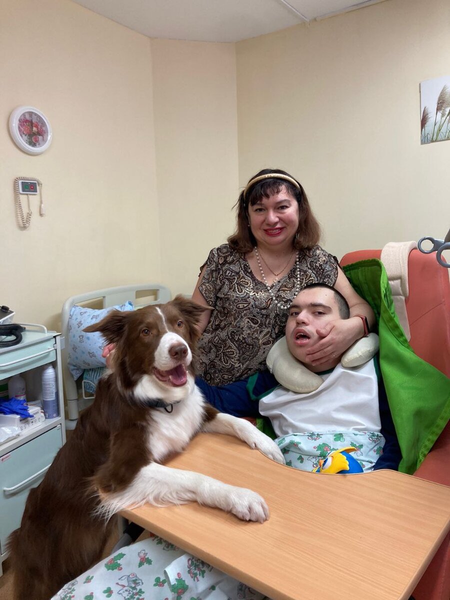 Мама и Ваня с собакой терапевтом