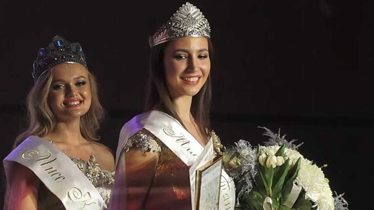     В КРК «Пирамида» в Казани торжественно подвели итоги ежегодного конкурса «Мисс Татарстан — 2023». За главный титул боролись 50 девушек из разных регионов России.