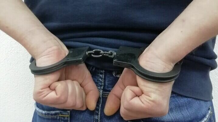     Во Владивостоке произошло громкое задержание. Сотрудники спецслужб задержали Алексея Алексеенкова. Его с подельниками обвиняют в убийствах и бандитизме.