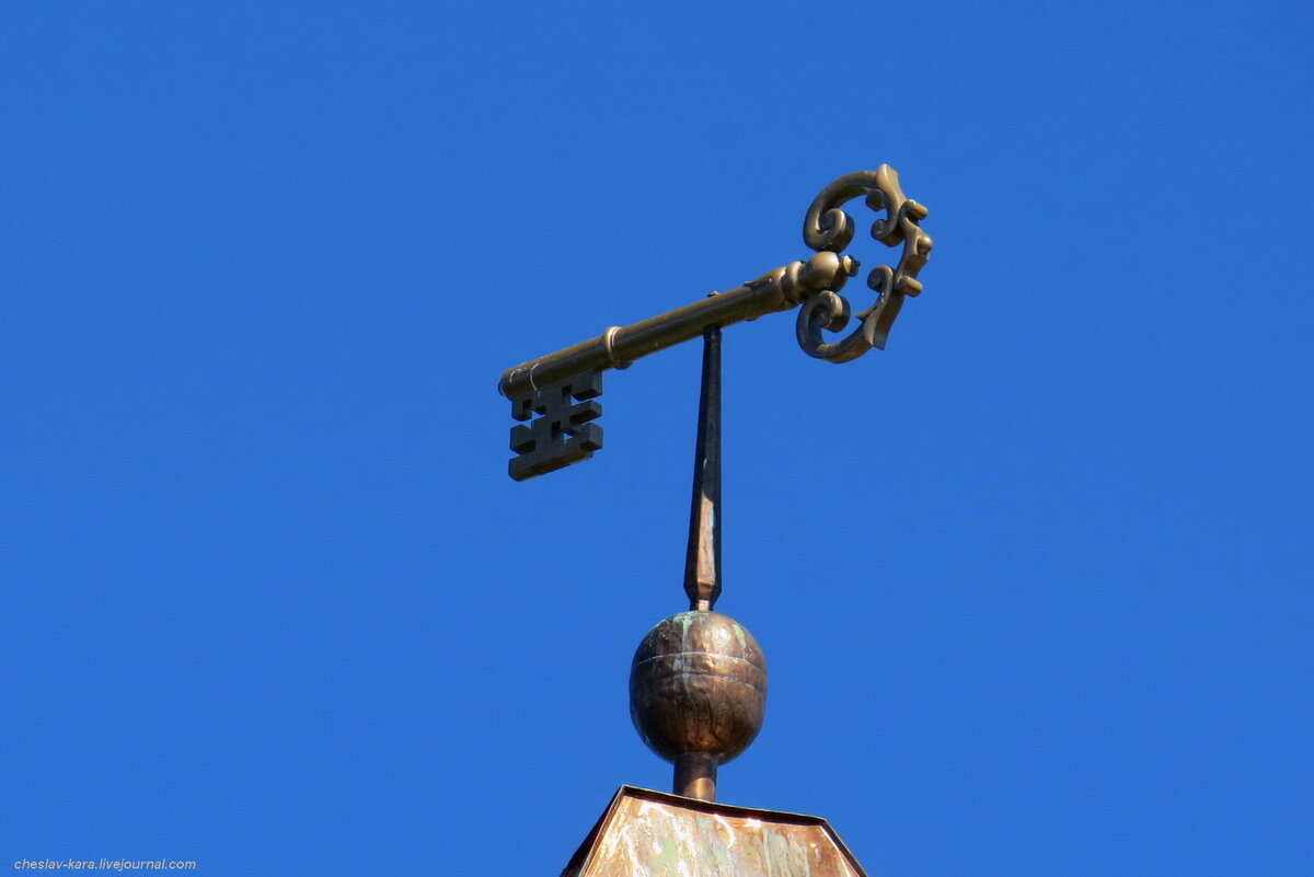 Значение эмблемы герба  города Шлиссельбурга  - "ключ над крепостью" - не вызывает сомнений. 
