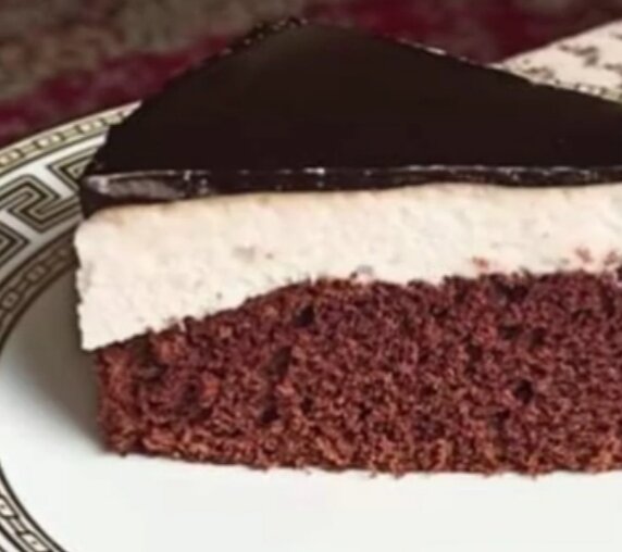 Ингредиенты
Тесто
Вода
5 ст. л.
Какао порошок
1 ст. л.
Мука пшеничная
0.5 ст.
Сахар
0.5 ст.
Сахар ванильный
1 ч. л.
Сода
0.25 ч. л.
Яйца куриные
2 шт.
Крем
Масло сливочное
250 г
Молоко
1 ст.
Мука пшеничная
3 ст. л.
Сахар
1 ст.
Сахар ванильный
10 г
Яйца куриные
2 шт.
Шоколадная глазурь
Какао порошок
2 ст. л.
Масло сливочное
2 ст. л.
Сахар
2 ст. л.
Сметана
2 ст. л.

Торт Эскимо получается нежным, насыщенным и очень вкусным! Основой торта будет шоколадный бисквит. Чтобы бисквит получился — белки нужно хорошо взбить в стойкую пену (взбивать около 5-6 минут), а затем постепенно их ввести в другую часть теста. Выпекать бисквит можно как в духовке, так и в мультиварке. Для этого объема продуктов беру форму 20 см, а стакан 250 мл.

Крем для торта готовится на основе заварного крема и возможно, на первый взгляд, покажется сложным, но следуя подробной пошаговой инструкции, вы обязательно получите отличный результат. При заваривании массу постоянно помешивайте, чтобы избежать комков, не забывайте после каждого этапа его охлаждать и тогда у вас обязательно получится идеальный крем!

Торт покрывается шоколадное глазурью «4 ложки» — она получается глянцевой, плотной, хорошо застывает и не крошится при разрезании. Для этого торта достаточно половины порции, то есть всех продуктов для глазури берем по 2 столовые ложки! Приготовить половину порции шоколадной глазури «4 ложки». Охладить. Покрыть глазурью верх и бока торта. Торт Эскимо готов. Приятного аппетита!