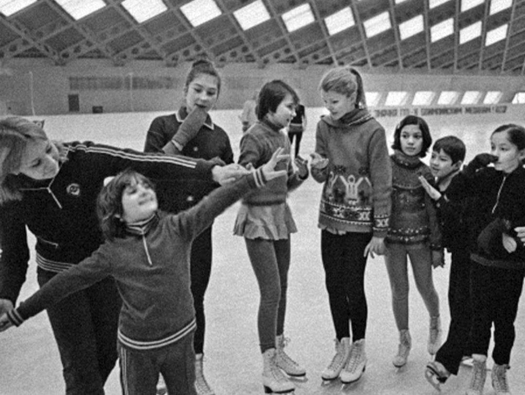 Юные фигуристы с Марикой Никитюк. Фото Фархад Курбанбаев