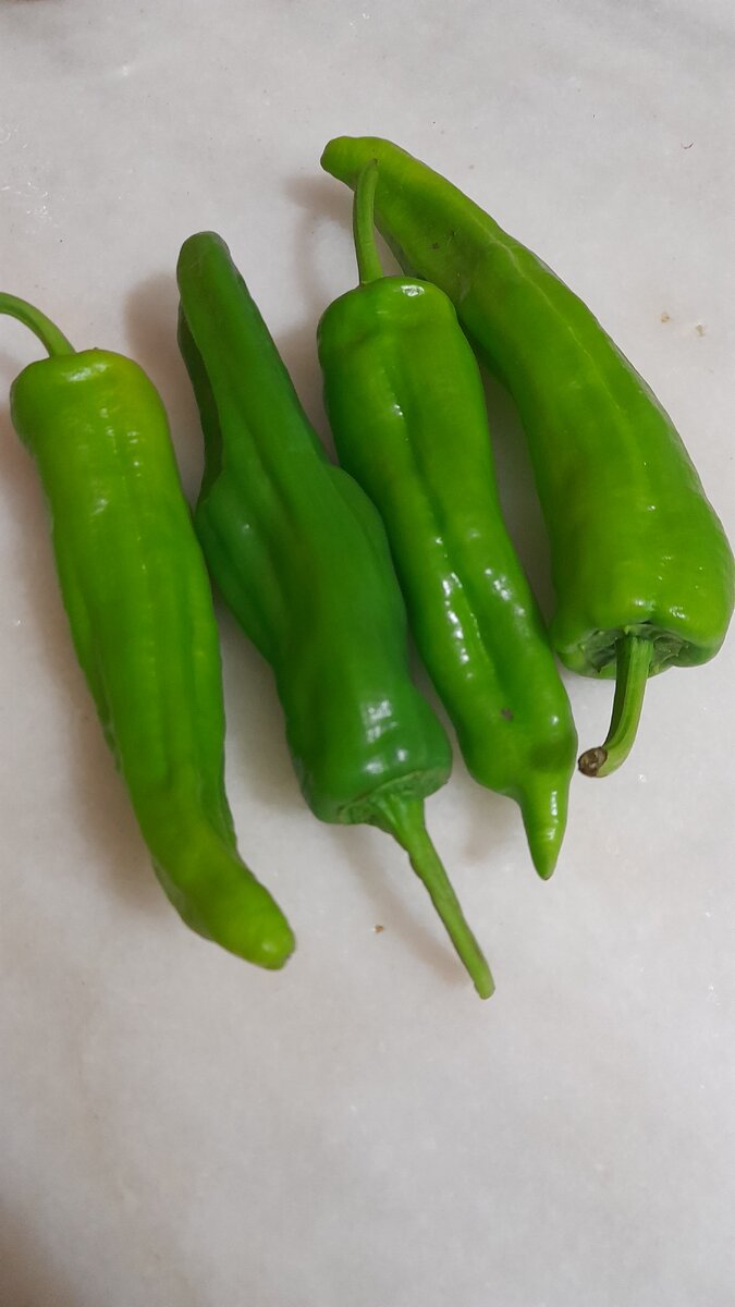 Вот эти перцы не острые, т.к. я их не ем. Острые перцы отдельно запекли.