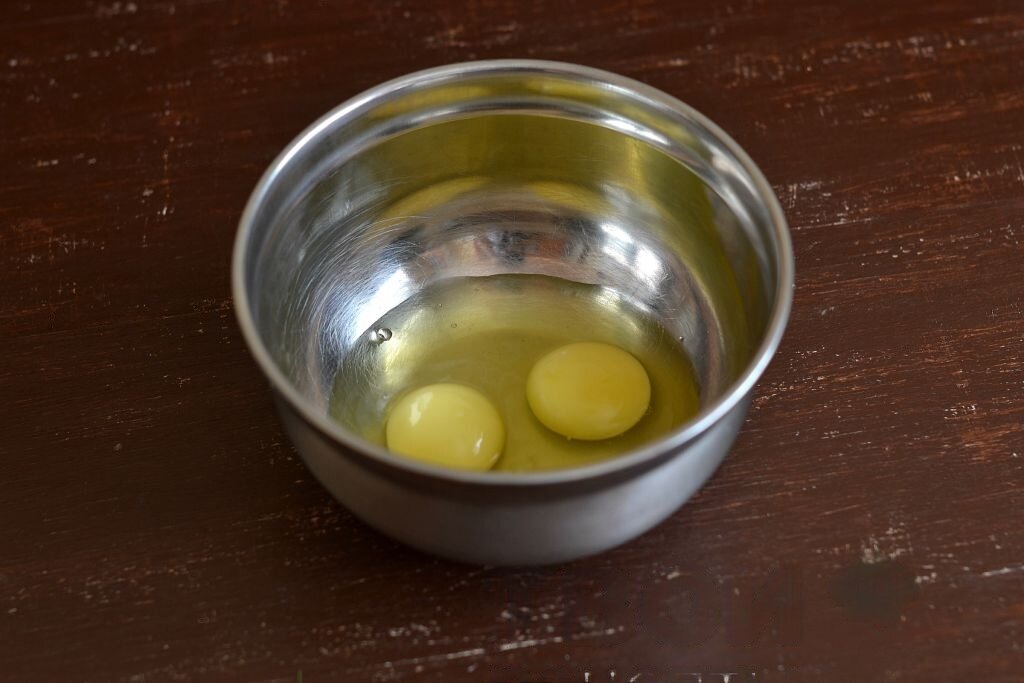 Разбить в миску яйца
