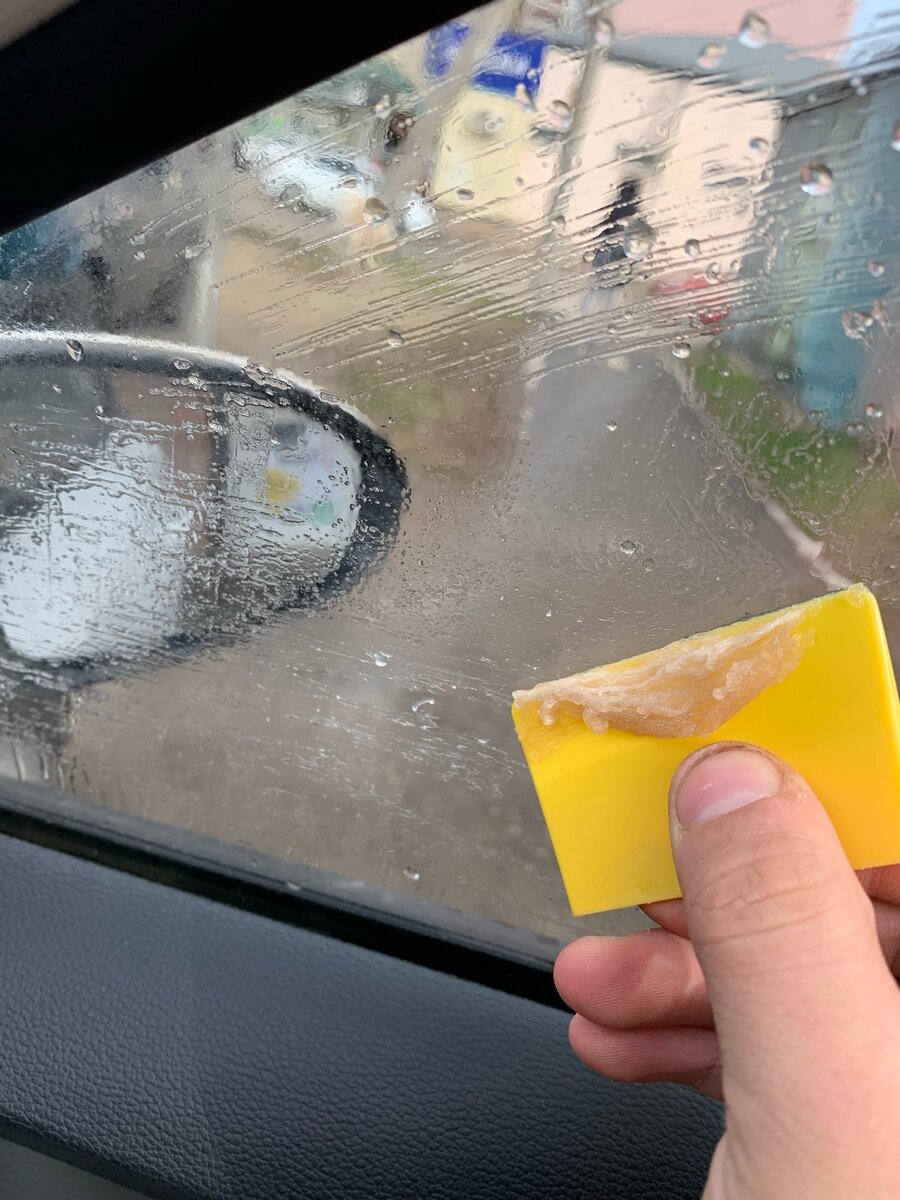 Клей просто отпадает )