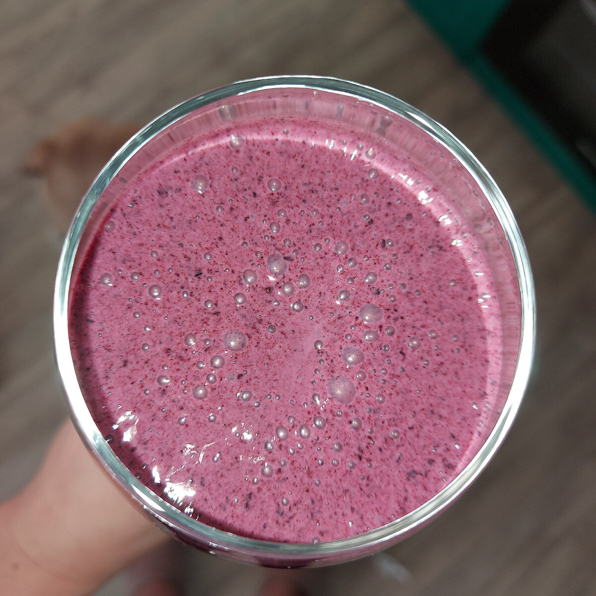 Вместо покупных сладких йогуртов с добавками, лучше сделать самим. Например, натуральный йогурт, банан, замороженная черника. Все это перетереть блендером, и все готово