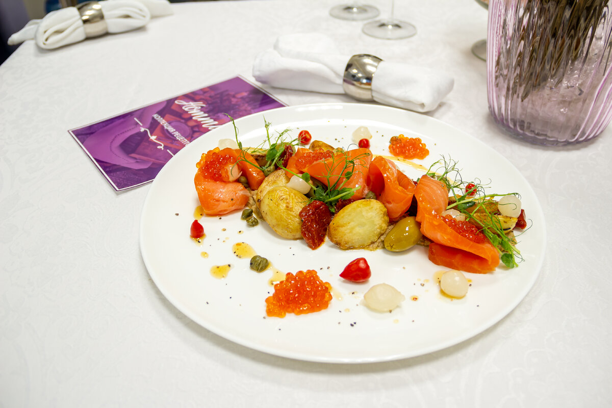 Салат с лососем