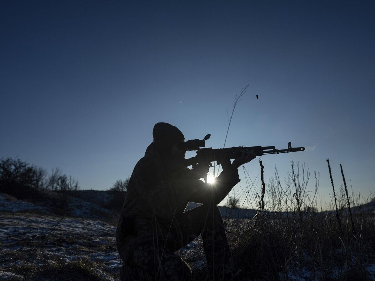   Украинский военнослужащий© AP Photo / Evgeniy Maloletka