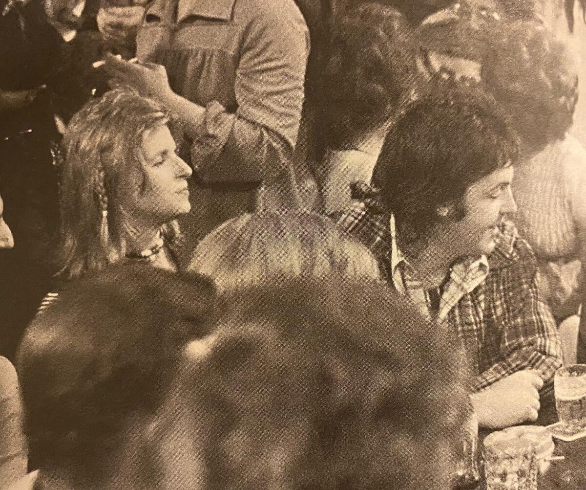 1973 год. Пол и Линда в баре во время съёмок эпизода