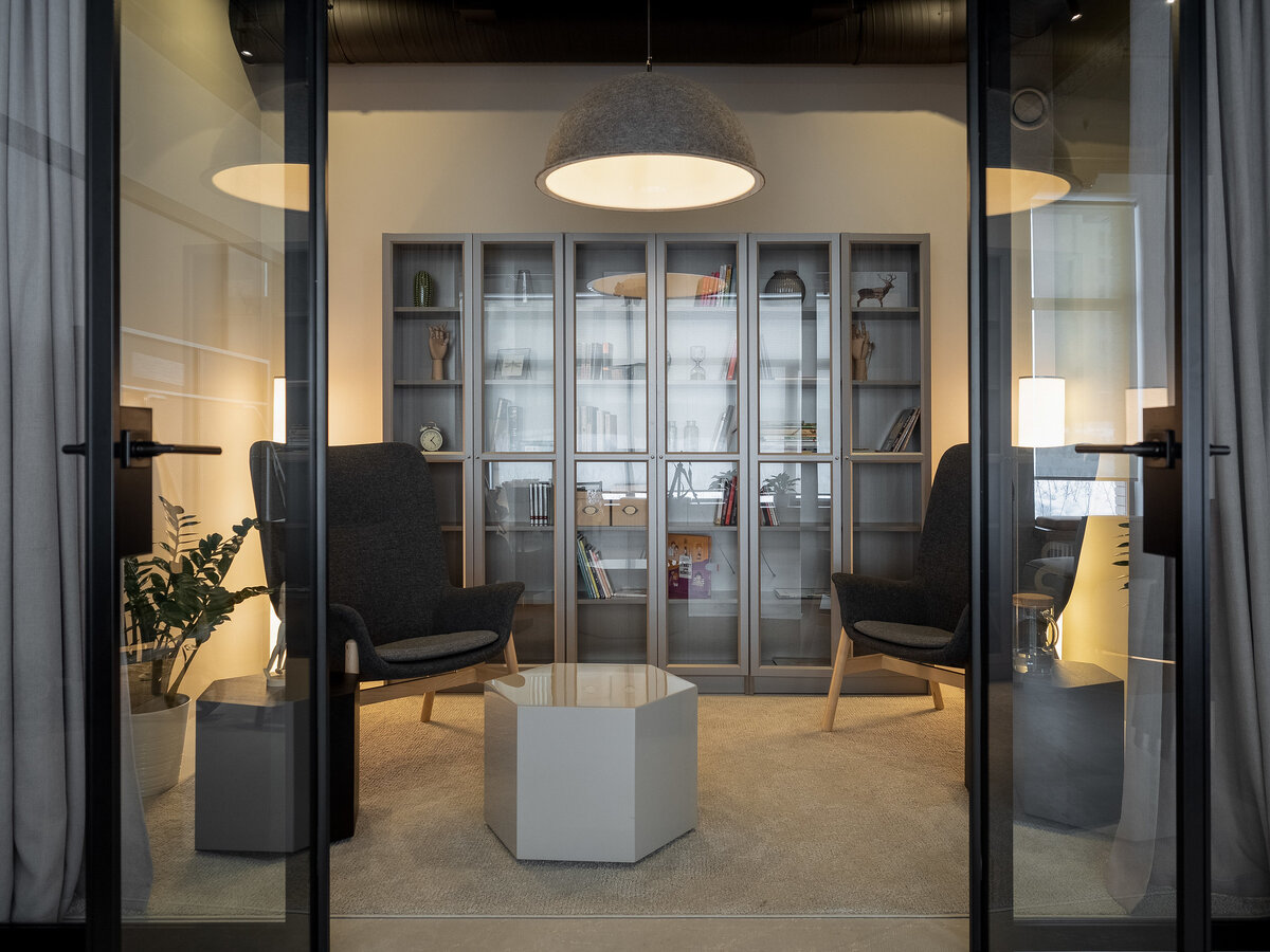 Кабинет нужен не только для работы, но и для отдыха — расслабиться, отвлечься и принять гостей.