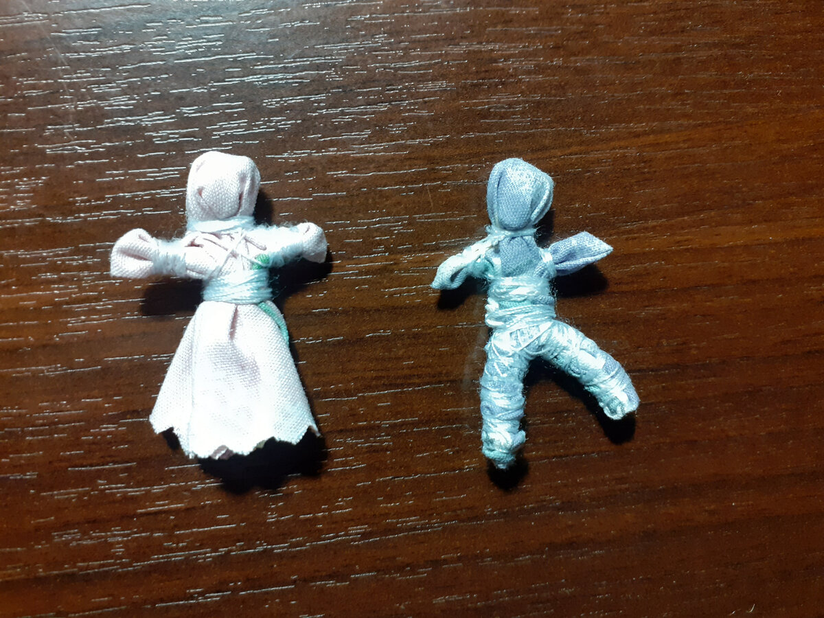 Вот такие мини куколки разместились в туеске оберега