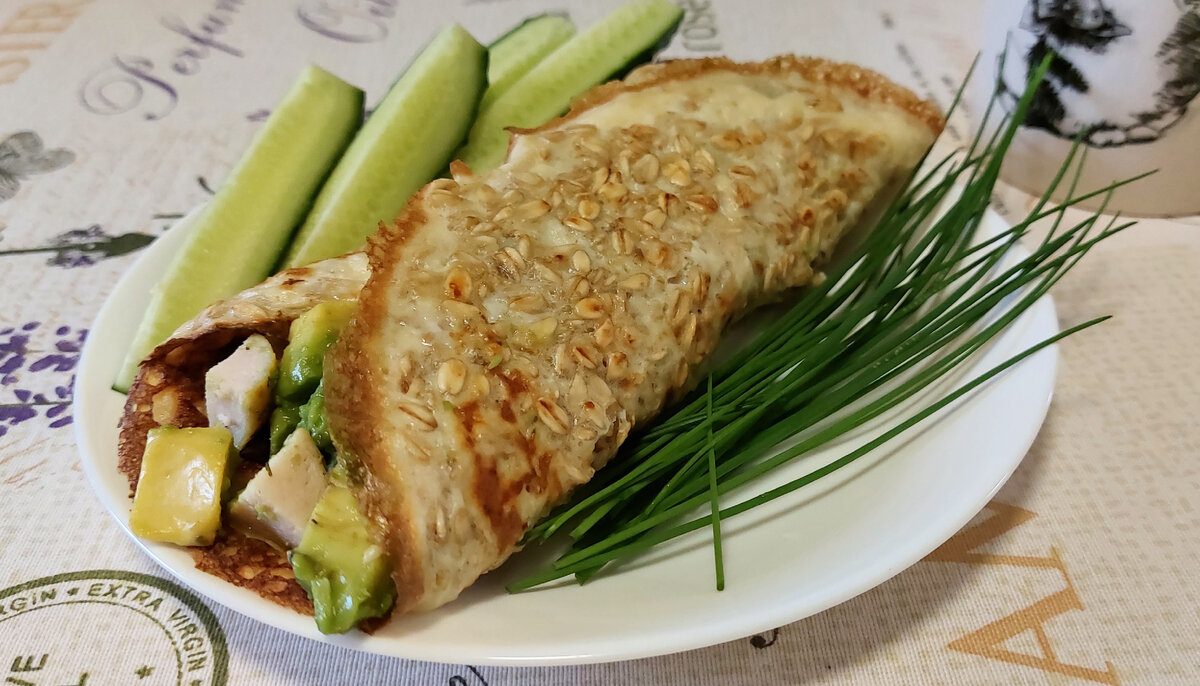 Овсяноблин с курицей, кунжутом, авокадо и овощами от Жанны. 