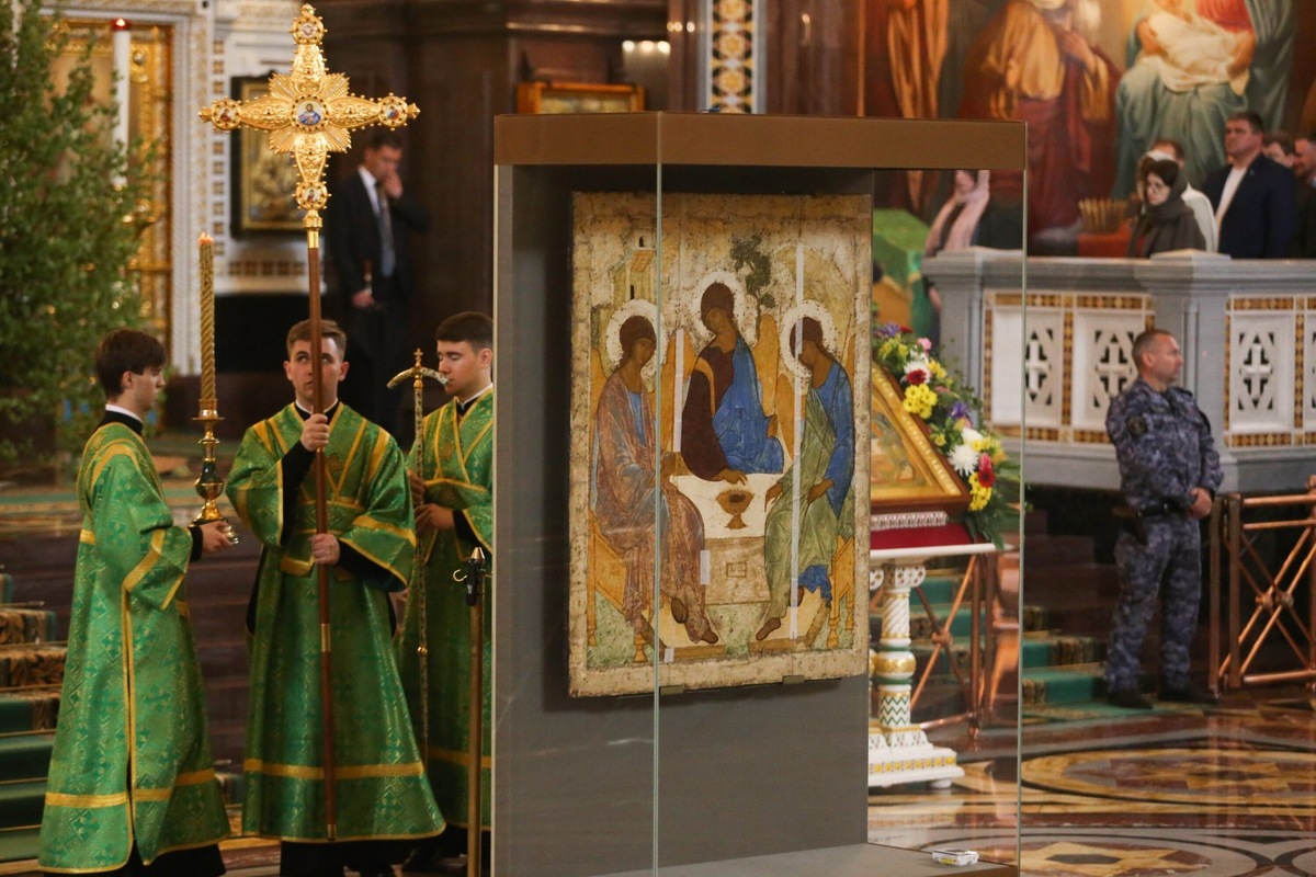 Богослужение в храме Христа Спасителя возле иконы "Троица" Андрея Рублёва
