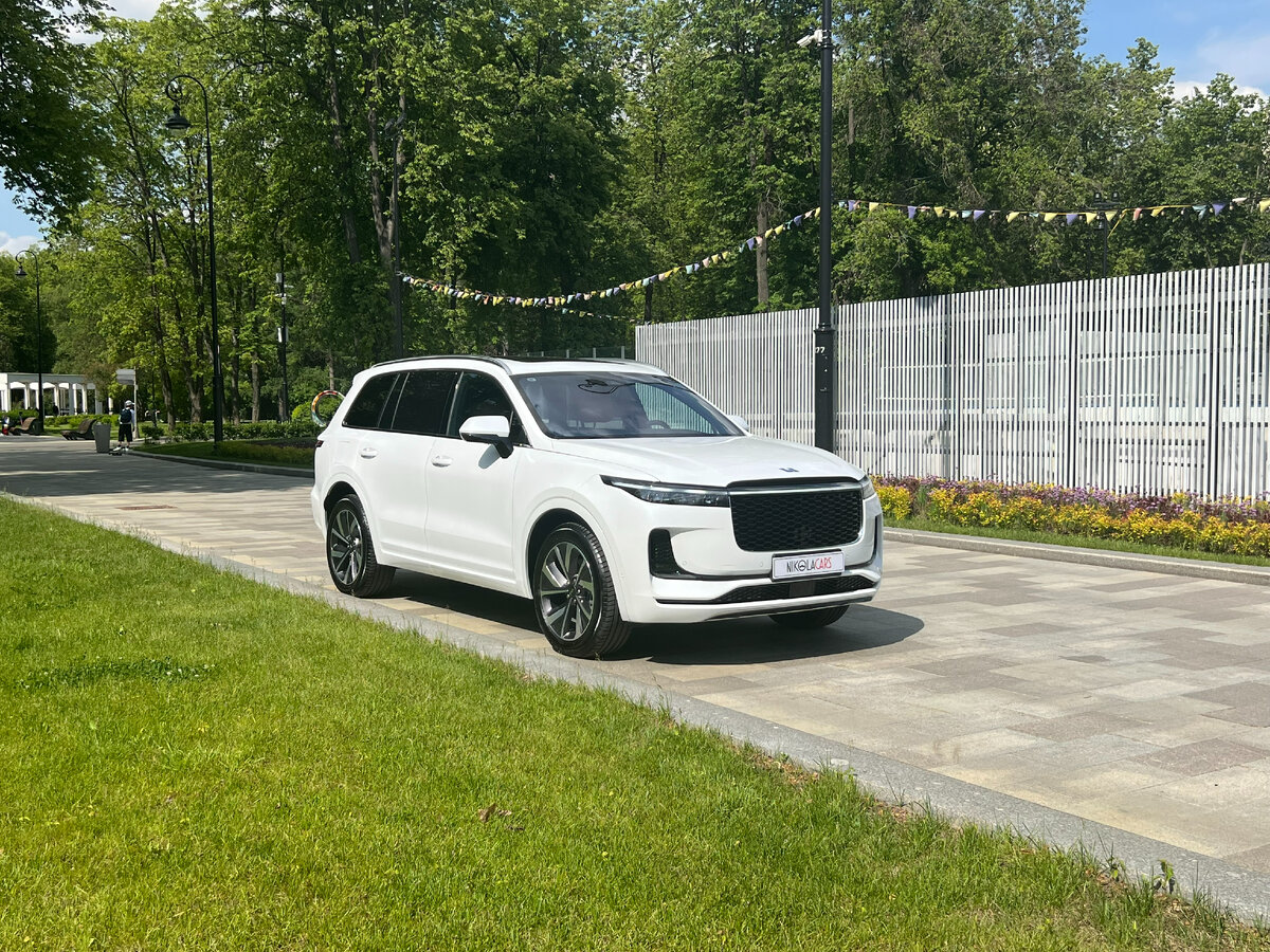 Ликсан Ван LiXiang One L1 белого цвета 2022 года.