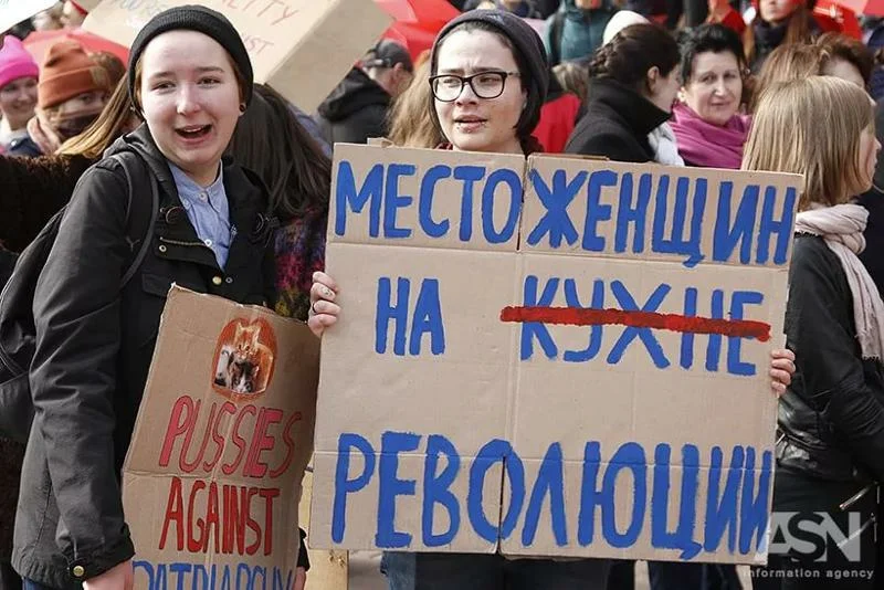 Феминитивы запрет. Лозунги феминисток. Плакаты феминисток на митингах. Девиз феминисток. Митинг феминисток.