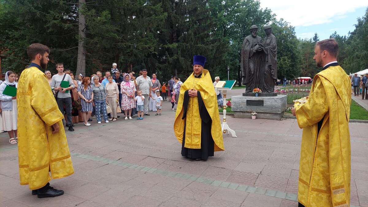 ФОТО: МОЛЕБЕН ВОЗЛЕ ПАМЯТНИКА СВЯТЫМ ПЕТРУ И ФЕВРОНИИ В НАРЫМСКОМ СКВЕРЕ. "ЦАРЬГРАД НОВОСИБИРСК"