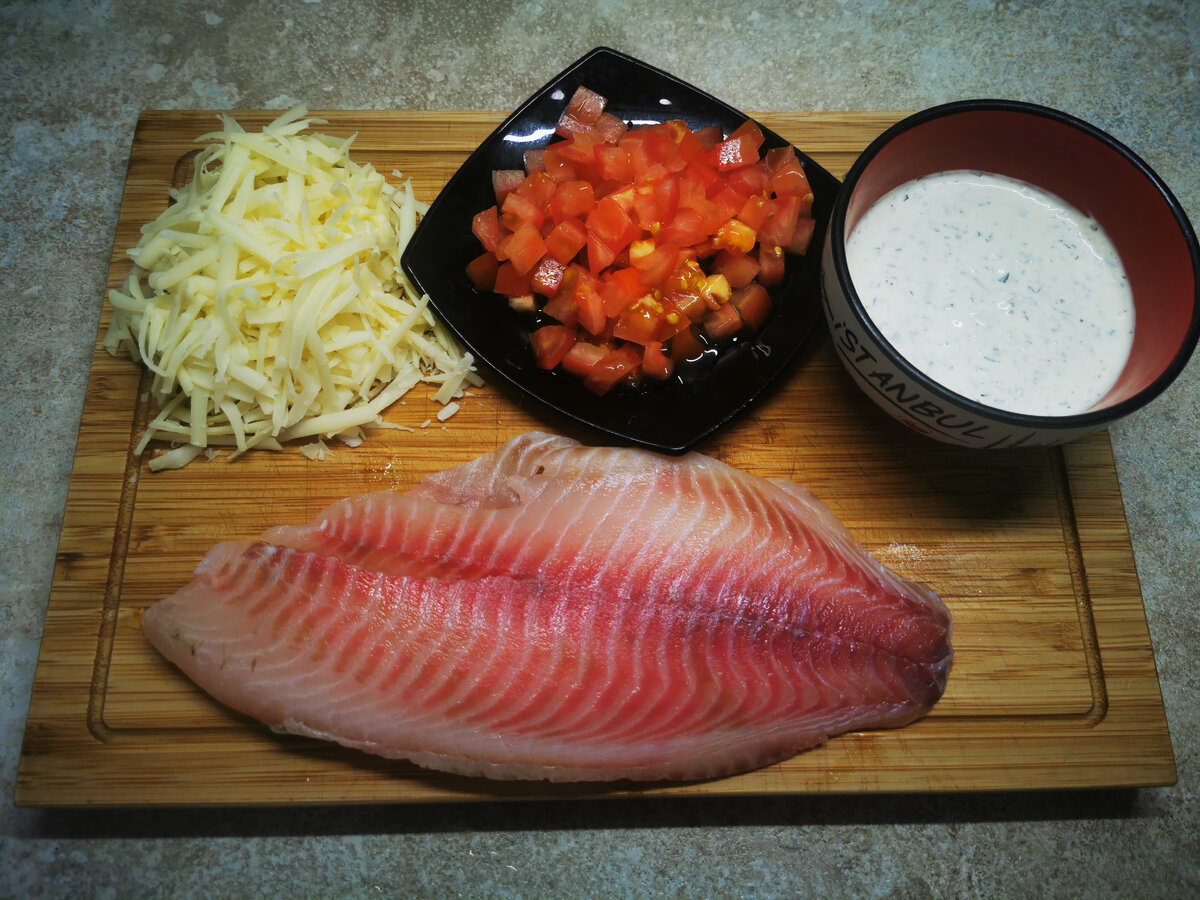 Все ингредиенты лучше подготовить заранее, филе промыть под холодной водой и обсушить бумажным полотенцем 