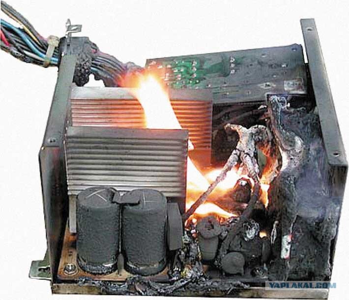 Горящим питанием. Горит блок питания компьютера. Сгоревший блок питания. Блок питания ПК сгорел. Сгоревший блок питания компьютера.