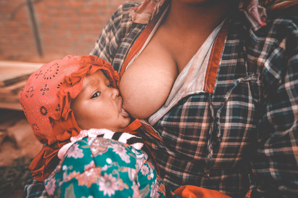 кормящие мамы трогают грудь фото 38