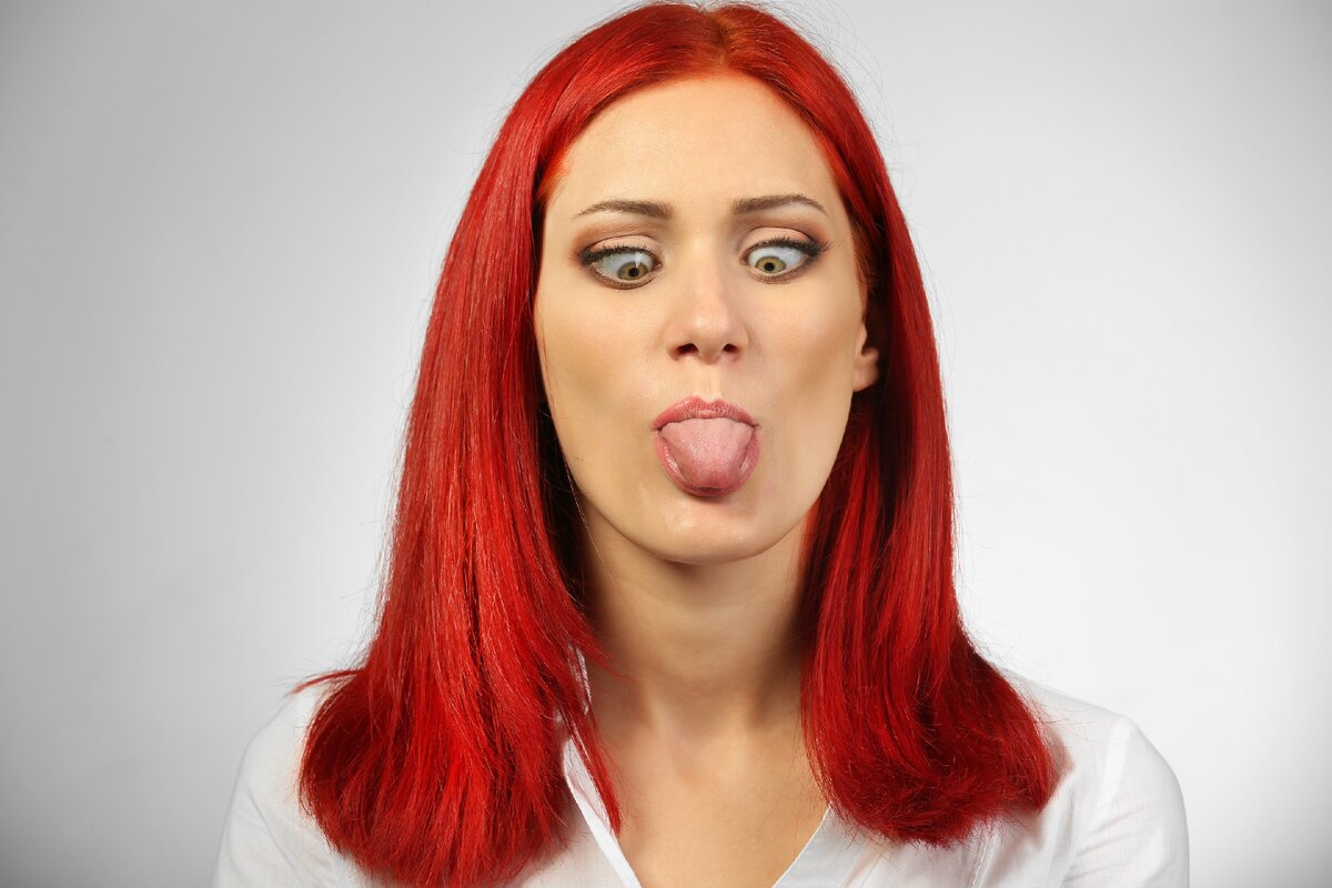 девушка с красными щеками