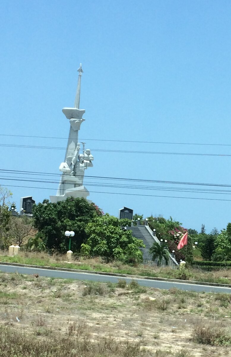 Камрань. Памятник советско-вьетнамской дружбе.