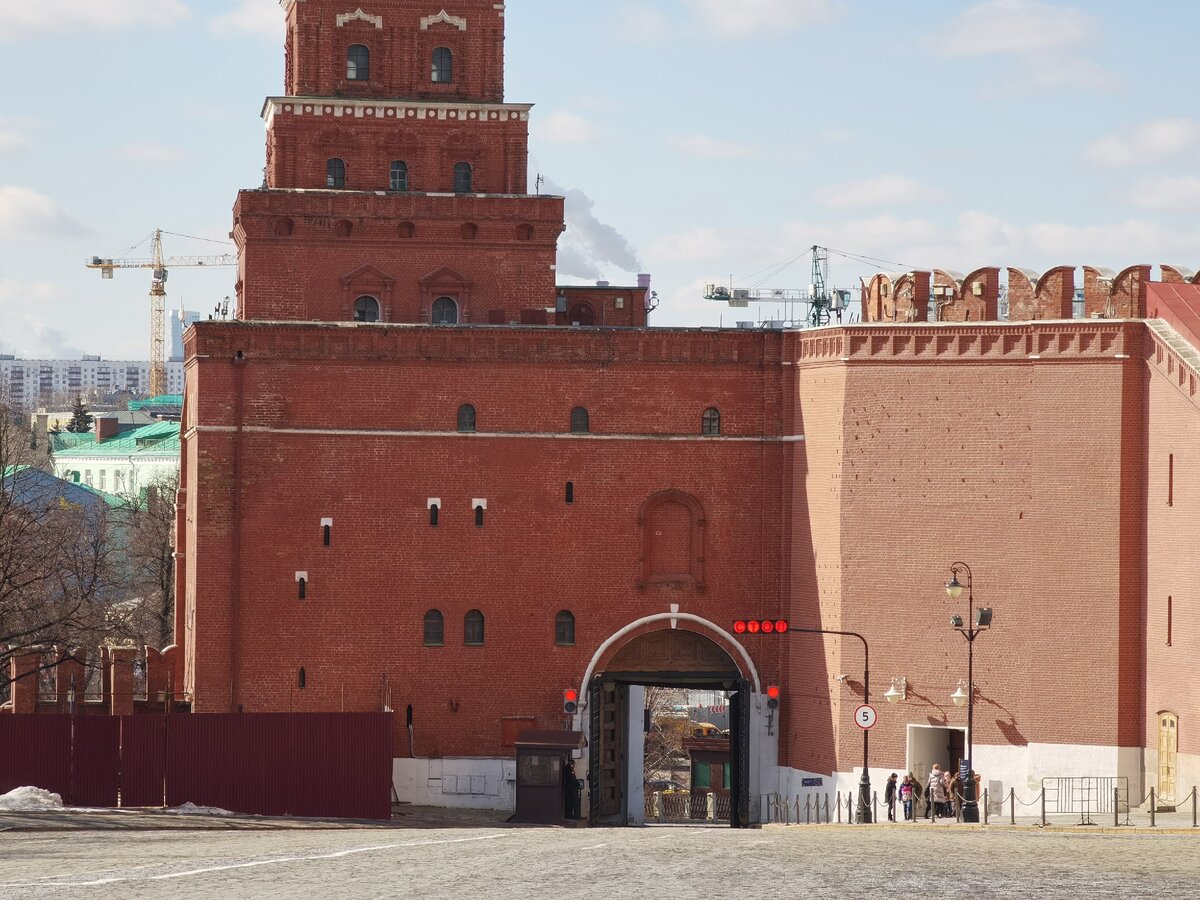 Московский Кремль. Взгляд изнутри. Что скрывают высокие стены главной  российской крепости? | Пешком по Москве | Дзен