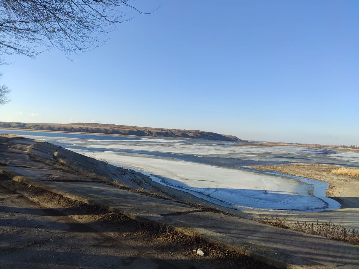 Прибыв на место понимаем, что с правой стороны канала уже ловить очень опасно. Промоены, прососы, майны!!! Будьте осторожны!!! Фото из личного архива.